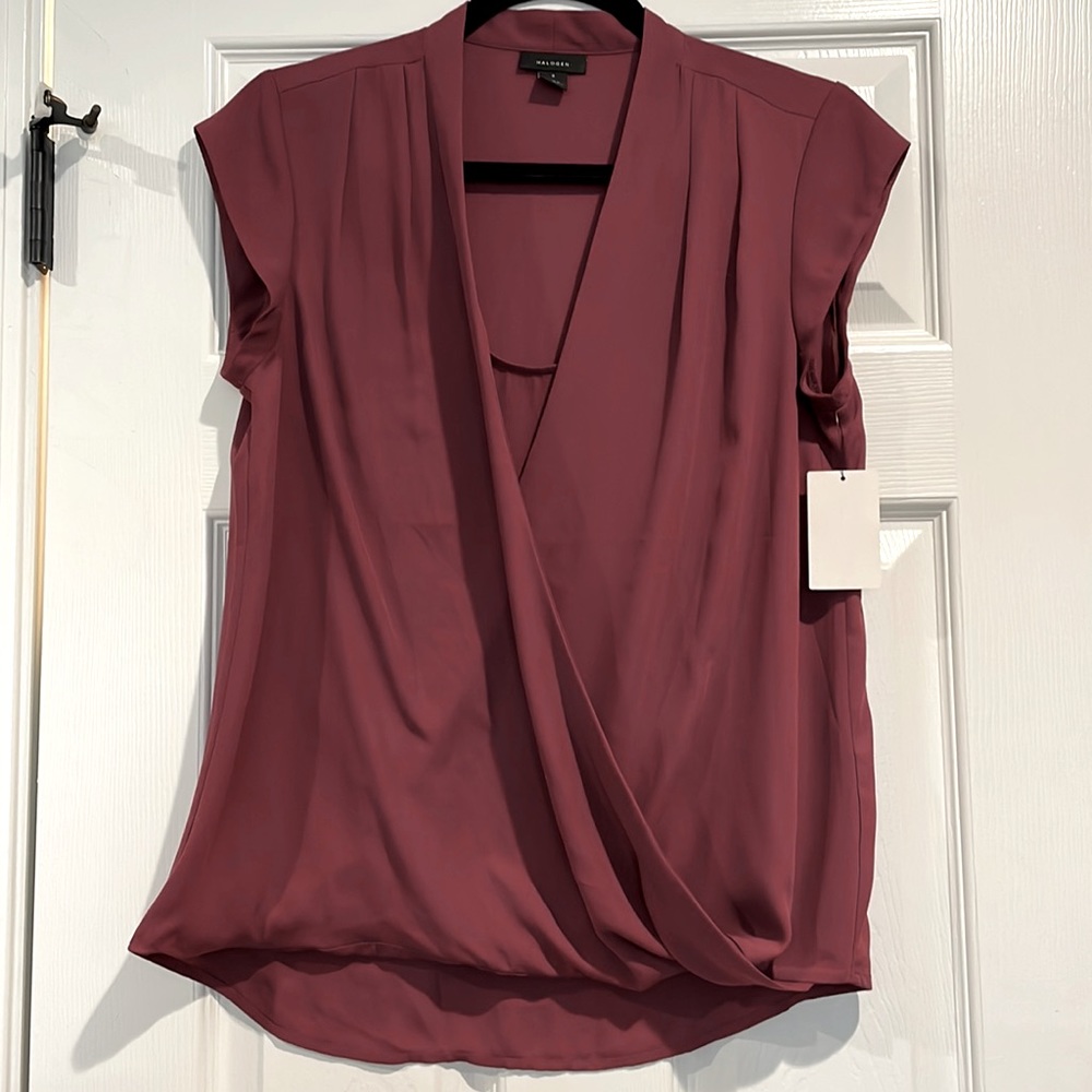 Faux wrap top with cap sleeves 🌺